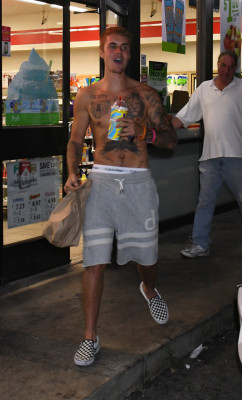 22.07 | Justin Bieber deixando a conveniência 7-Eleven em Beverly Hills, CA