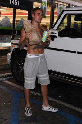 22.07 | Justin Bieber deixando a conveniência 7-Eleven em Beverly Hills, CA