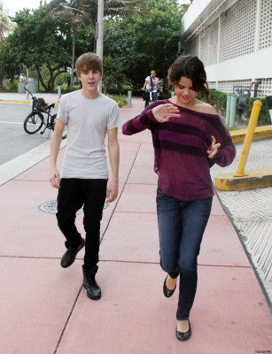18.12 | Justin Bieber passeando com Selena Gomez em Miami