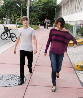 18.12 | Justin Bieber passeando com Selena Gomez em Miami