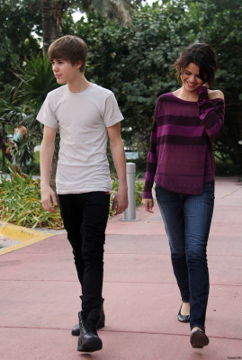 18.12 | Justin Bieber passeando com Selena Gomez em Miami