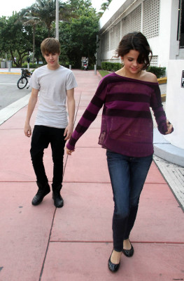 18.12 | Justin Bieber passeando com Selena Gomez em Miami