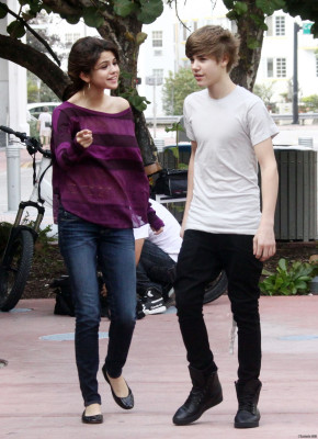 18.12 | Justin Bieber passeando com Selena Gomez em Miami