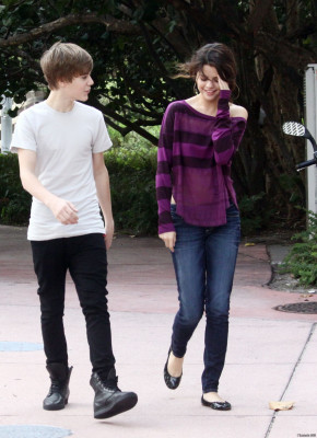 18.12 | Justin Bieber passeando com Selena Gomez em Miami