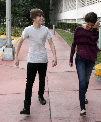 18.12 | Justin Bieber passeando com Selena Gomez em Miami