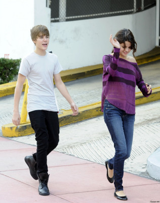 18.12 | Justin Bieber passeando com Selena Gomez em Miami