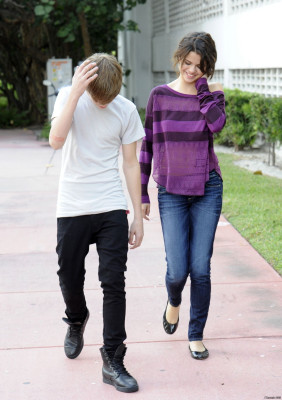 18.12 | Justin Bieber passeando com Selena Gomez em Miami