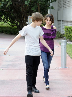 18.12 | Justin Bieber passeando com Selena Gomez em Miami