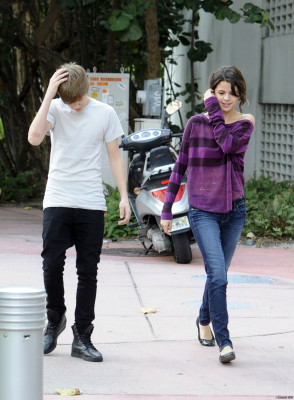 18.12 | Justin Bieber passeando com Selena Gomez em Miami