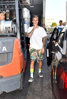 25.07 | Justin Bieber no Mastro’s Steakhouse em Beverly Hills, Califórnia