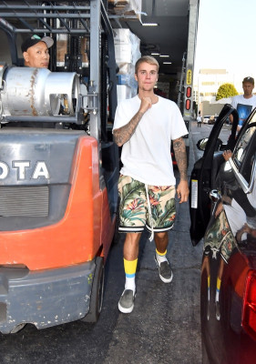 25.07 | Justin Bieber no Mastro’s Steakhouse em Beverly Hills, Califórnia