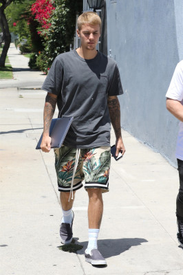 26.07 | Justin Bieber é visto pelas ruas de Los Angeles, CA