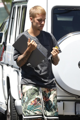 26.07 | Justin Bieber é visto pelas ruas de Los Angeles, CA