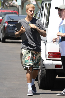 26.07 | Justin Bieber é visto pelas ruas de Los Angeles, CA