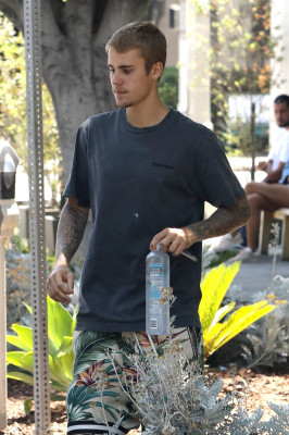 26.07 | Justin Bieber é visto pelas ruas de Los Angeles, CA
