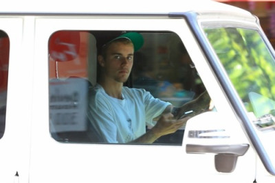 28.07 | Justin Bieber é visto em Beverly Hills, CA