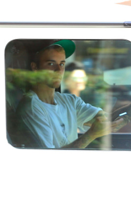 28.07 | Justin Bieber é visto em Beverly Hills, CA