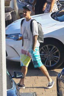 28.07 | Justin Bieber é fotografado em Malibu, na Califórnia