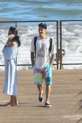 28.07 | Justin Bieber é fotografado em Malibu, na Califórnia