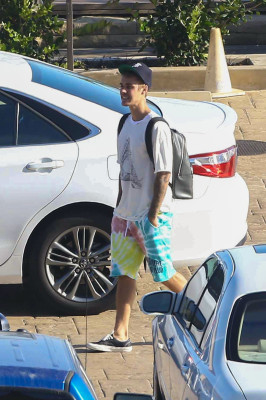 28.07 | Justin Bieber é fotografado em Malibu, na Califórnia