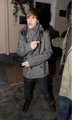 12.06 | Justin Bieber deixando restaurante em Londres