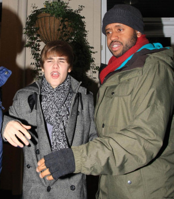 12.06 | Justin Bieber deixando restaurante em Londres