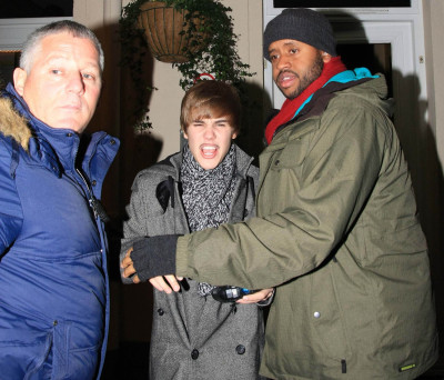 12.06 | Justin Bieber deixando restaurante em Londres
