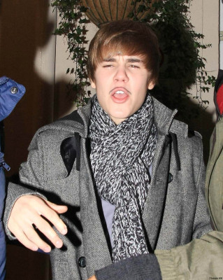 12.06 | Justin Bieber deixando restaurante em Londres