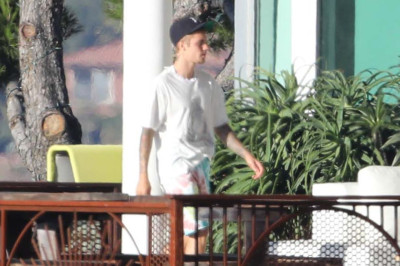 28.07 | Justin Bieber no hotel em Malibu, Califórnia