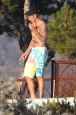 28.07 | Justin Bieber no hotel em Malibu, Califórnia