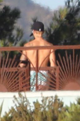 28.07 | Justin Bieber no hotel em Malibu, Califórnia