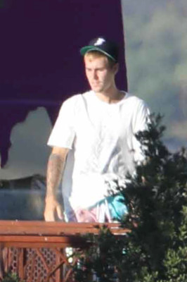 28.07 | Justin Bieber no hotel em Malibu, Califórnia