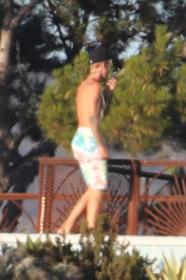 28.07 | Justin Bieber no hotel em Malibu, Califórnia