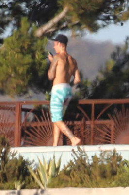 28.07 | Justin Bieber no hotel em Malibu, Califórnia