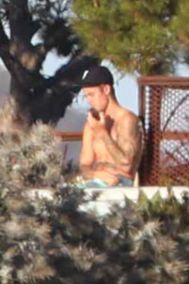 28.07 | Justin Bieber no hotel em Malibu, Califórnia
