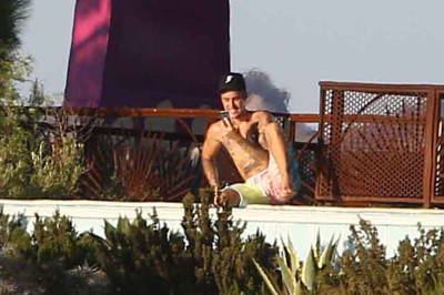 28.07 | Justin Bieber no hotel em Malibu, Califórnia
