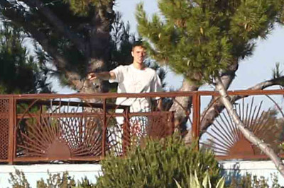 28.07 | Justin Bieber no hotel em Malibu, Califórnia