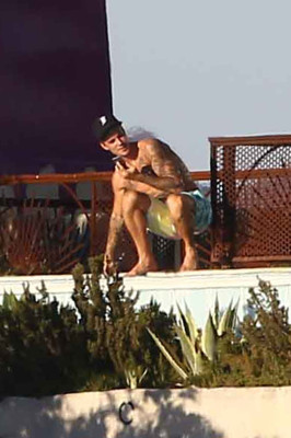 28.07 | Justin Bieber no hotel em Malibu, Califórnia