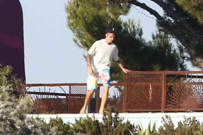 28.07 | Justin Bieber no hotel em Malibu, Califórnia