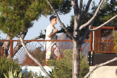 28.07 | Justin Bieber no hotel em Malibu, Califórnia