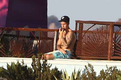 28.07 | Justin Bieber no hotel em Malibu, Califórnia