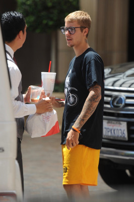 08.01 | Justin Bieber no hotel Montage em Beverly Hills, CA