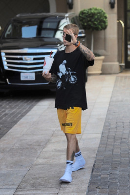 08.01 | Justin Bieber no hotel Montage em Beverly Hills, CA