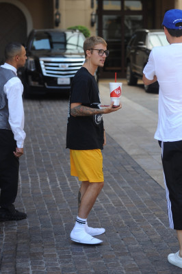08.01 | Justin Bieber no hotel Montage em Beverly Hills, CA