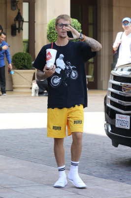 08.01 | Justin Bieber no hotel Montage em Beverly Hills, CA