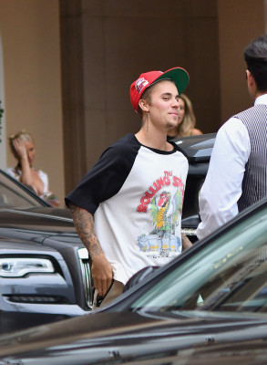08.01 | Justin Bieber no hotel Montage em Beverly Hills, Califórnia