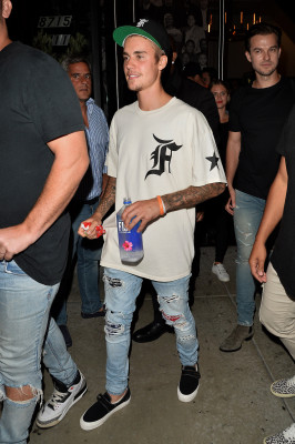 08.03 | Justin Bieber deixando o restaurante Catch em Los Angeles, CA