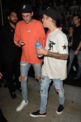 08.03 | Justin Bieber deixando o restaurante Catch em Los Angeles, CA
