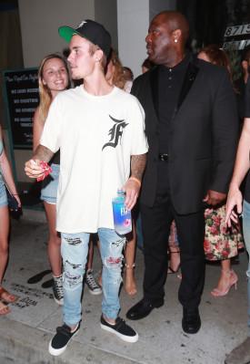 08.03 | Justin Bieber deixando o restaurante Catch em Los Angeles, CA