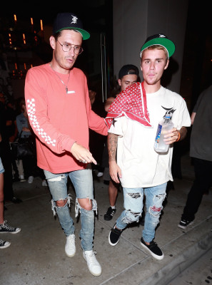08.03 | Justin Bieber deixando o restaurante Catch em Los Angeles, CA